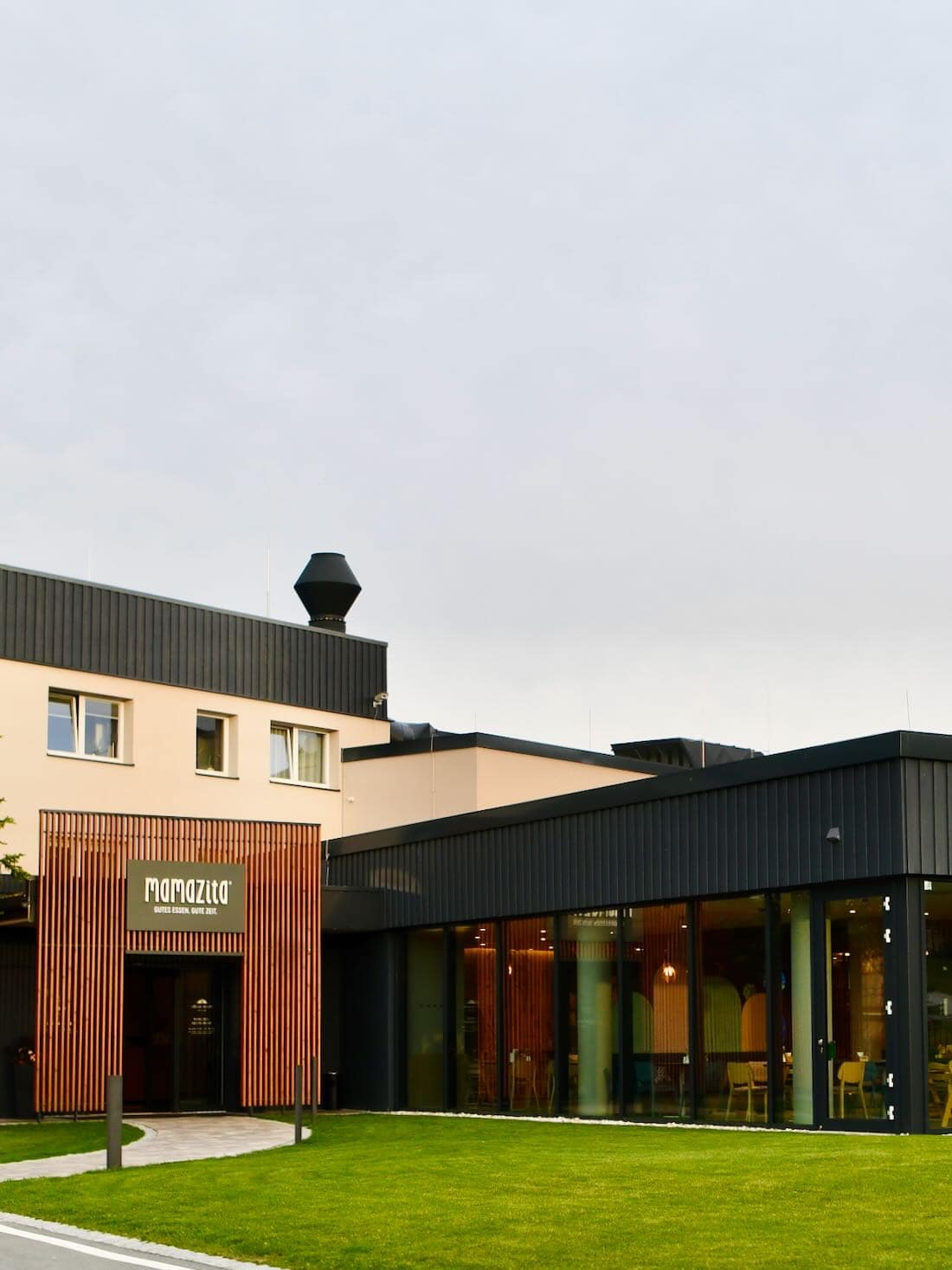 Das Restaurant mamazita am Elldus Resort von außen, in der Abenddämmerung