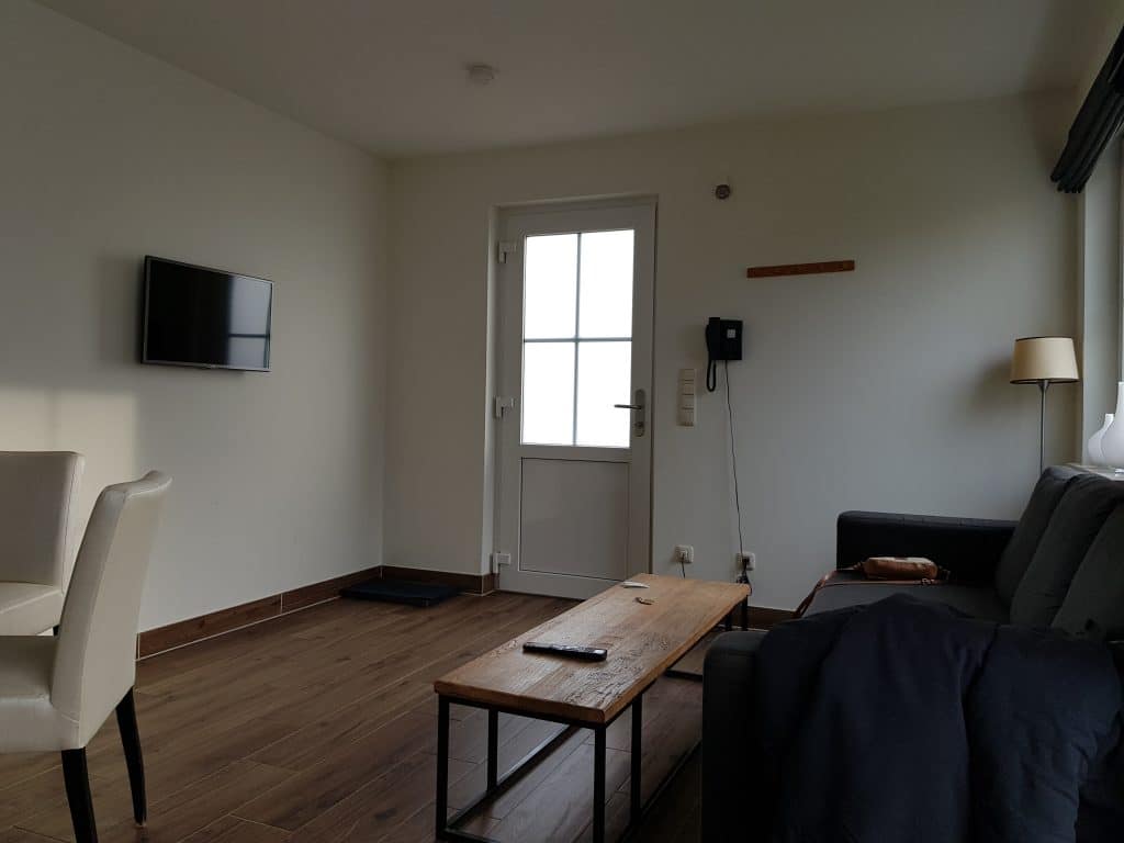 Wohnbereich im Ferienhaus mit Sofa, Couchtisch und Fernseher